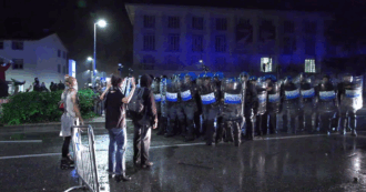 Copertina di Italia-Israele, tensione tra manifestanti e forze dell’ordine a Udine: usati idranti e lacrimogeni – Video