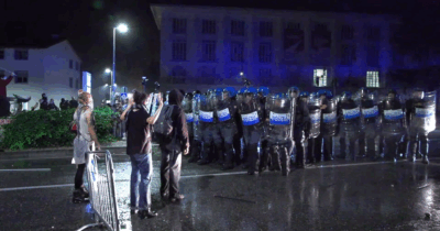 Copertina di Italia-Israele, tensione tra manifestanti e forze dell’ordine a Udine: usati idranti e lacrimogeni – Video