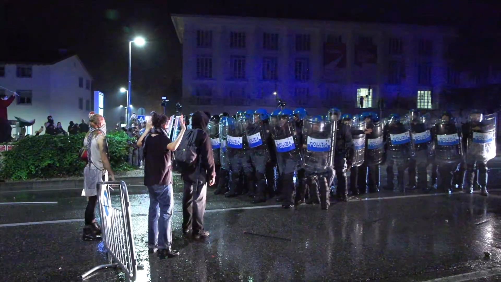 Italia-Israele, tensione tra manifestanti e forze dell’ordine a Udine: usati idranti e lacrimogeni – Video