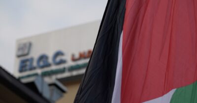 Copertina di A Milano presidio contro la partita Italia-Israele sotto la sede della Figc: “La tregua non cancella il genocidio”