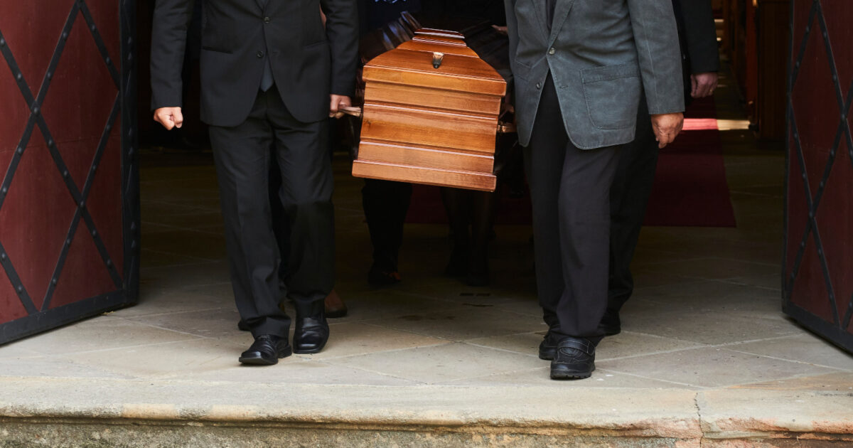 urla e sgomento durante il funerale a uno dei portatori scivola la bara che si apre e il corpo della defunta cade a terra