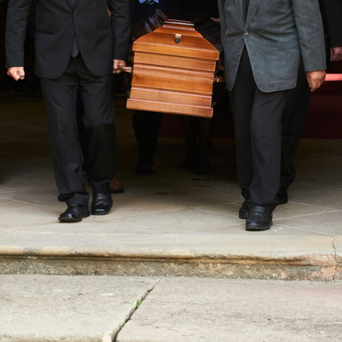 Urla e sgomento durante il funerale: a uno dei portatori scivola la bara che si apre, e il corpo della defunta cade a terra