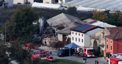 Copertina di Esplosione durante uno sgombero, le immagini del casolare sventrato viste dal drone