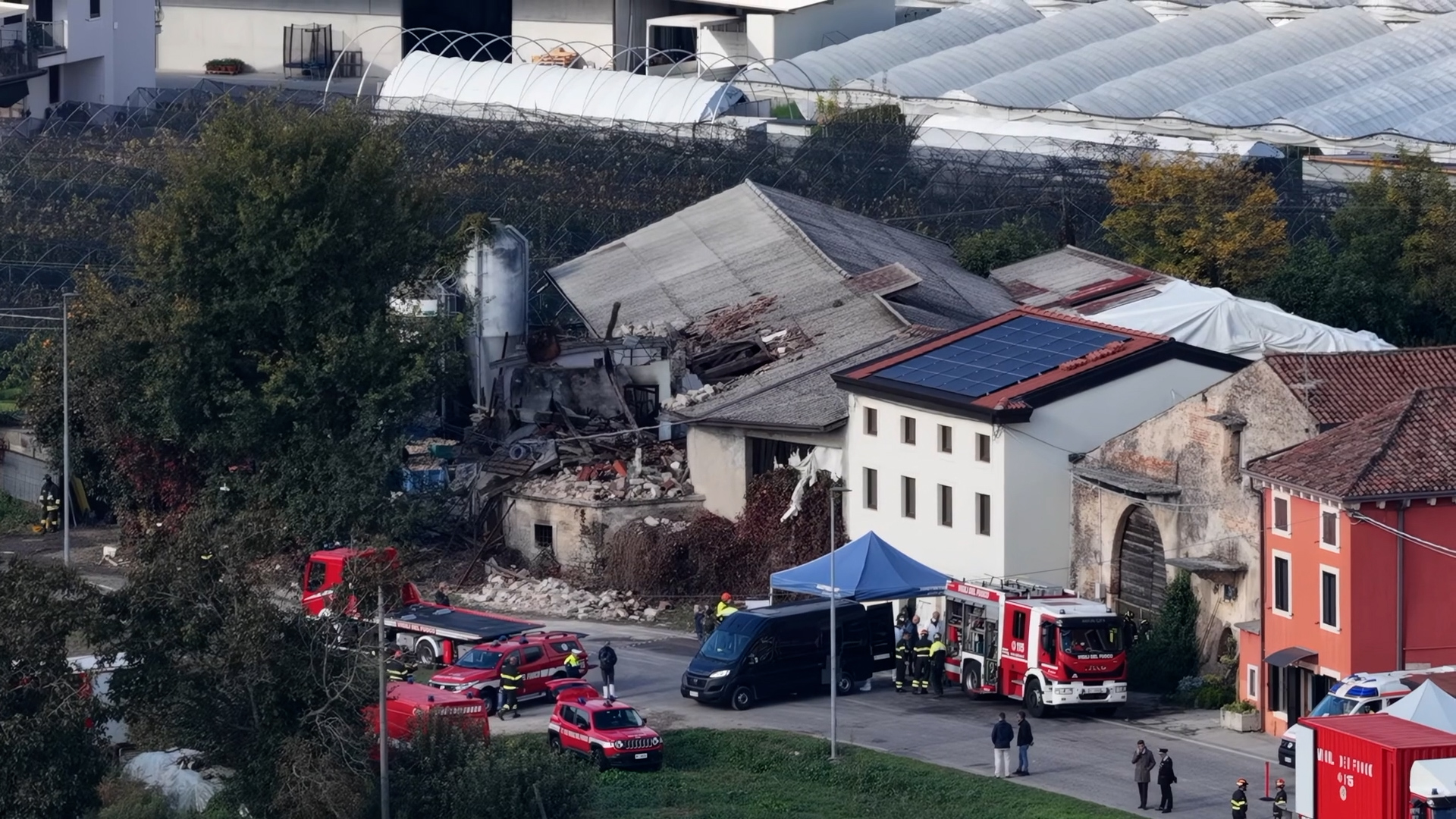 Esplosione durante uno sgombero, le immagini del casolare sventrato viste dal drone Esplosione durante uno sgombero, le immagini del casolare sventrato viste dal drone