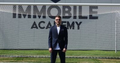 Copertina di Opere abusive, illeciti nei rifiuti e un bosco trasformato in parcheggio: sequestrata la “Immobile Academy”, indagati il padre e il fratello di Ciro