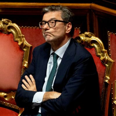 Copertina di Manovra, aiuti alle imprese. No delle banche alla tassa