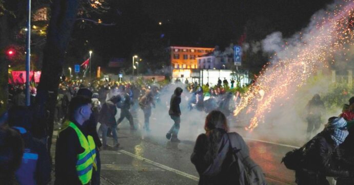 Italia-Israele, più manifestanti che tifosi: fischi all’inno, giocatori scortati e scontri
