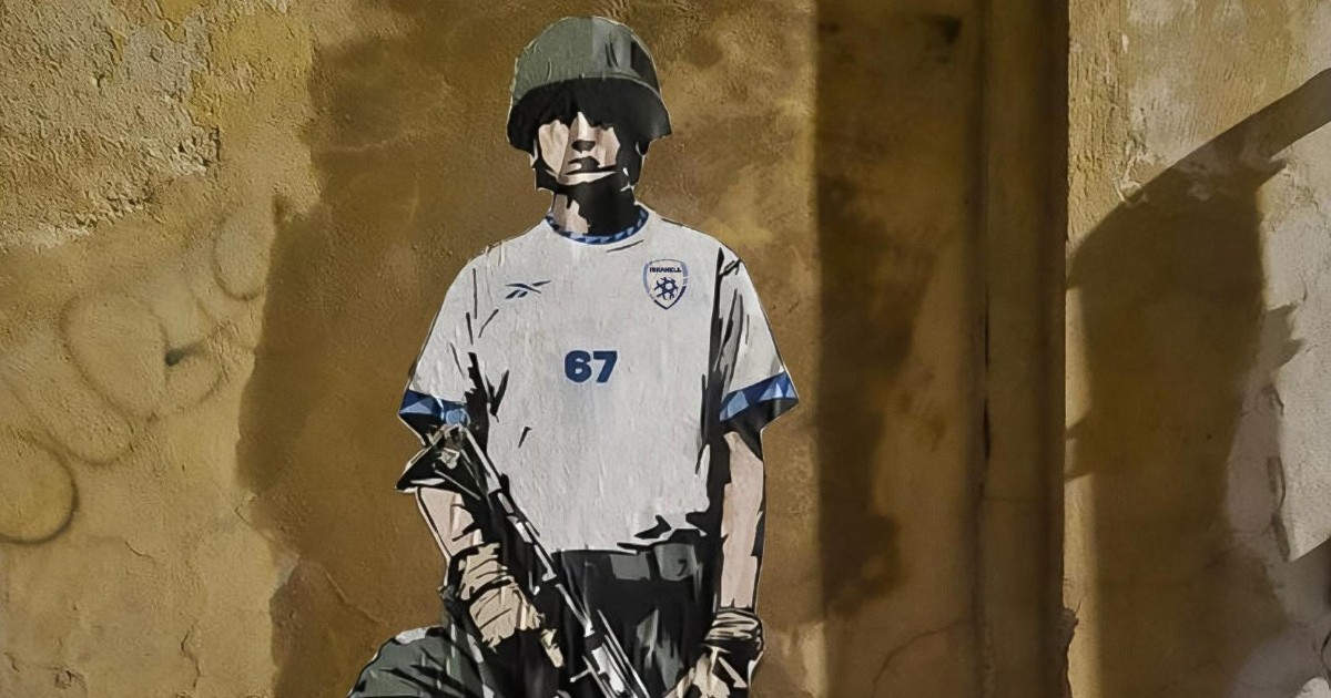 un calciatore soldato con la maglia di israele il nuovo murales di laika vicino alla sede figc