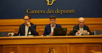 Copertina di “L’Italia interrompa il commercio con gli insediamenti israeliani in Cisgiordania”: l’appello al governo