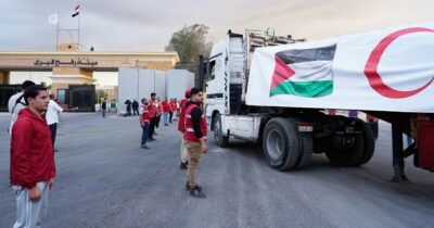 Copertina di Hamas restituisce le salme di altri 4 ostaggi. Israele vuole tutti i corpi ancora a Gaza: limita gli aiuti e chiude il valico di Rafah