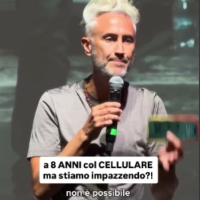 “Bambini di 8 anni con il cellulare? Putrefazione mentale, stiamo impazzendo”: la rabbia del professor Vincenzo Schettini