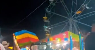 Copertina di Il giro sulla ruota panoramica si trasforma in un incubo: il sedile si apre e un uomo resta appeso – Video