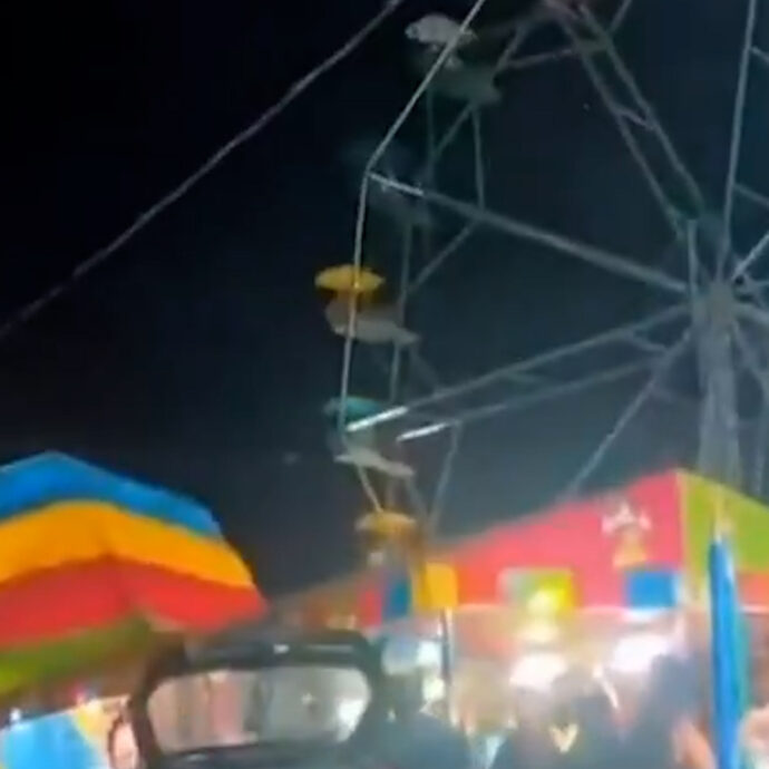 Il giro sulla ruota panoramica si trasforma in un incubo: il sedile si apre e un uomo resta appeso – Video