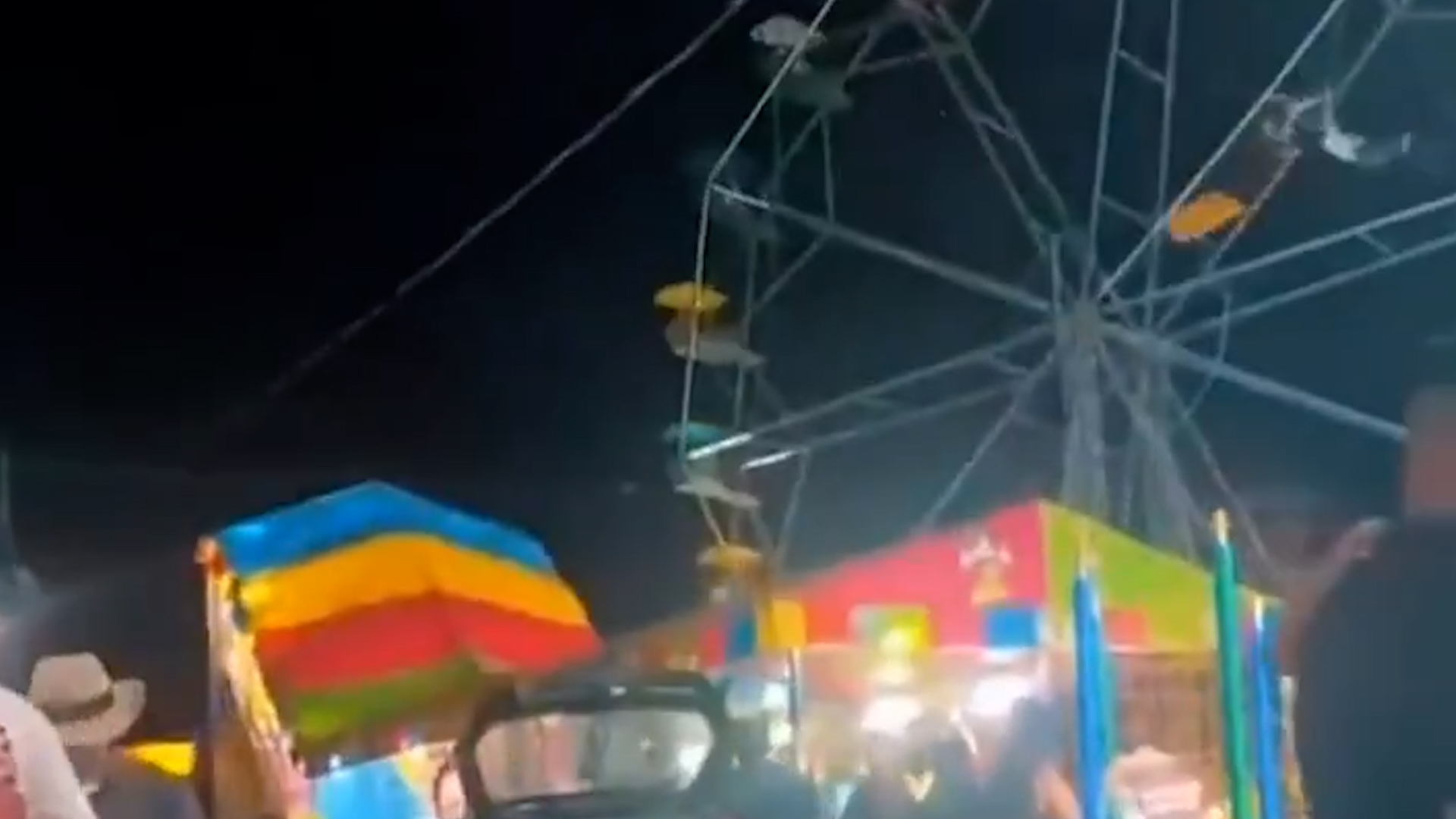 Il giro sulla ruota panoramica si trasforma in un incubo: il sedile si apre e un uomo resta appeso – Video Il giro sulla ruota panoramica si trasforma in un incubo: il sedile si apre e un uomo resta appeso – Video
