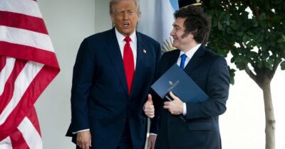 Copertina di Trump accoglie Milei alla Casa Bianca e avverte gli elettori argentini: “Gli aiuti Usa dipenderanno da chi vincerà le elezioni”