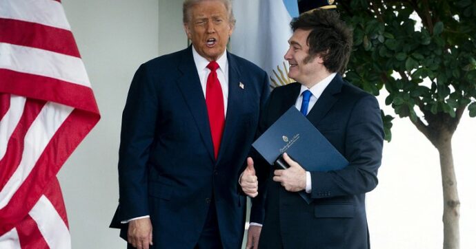Trump accoglie Milei alla Casa Bianca e avverte gli elettori argentini: “Gli aiuti Usa dipenderanno da chi vincerà le elezioni”