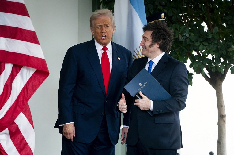 Trump accoglie Milei alla Casa Bianca e avverte gli elettori argentini: “Gli aiuti Usa dipenderanno da chi vincerà le elezioni” Trump accoglie Milei alla Casa Bianca e avverte gli elettori argentini: “Gli aiuti Usa dipenderanno da chi vincerà le elezioni”