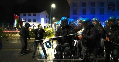 Copertina di Corteo contro Italia-Israele a Udine, giornalista ferita alla testa durante gli scontri tra manifestanti e polizia: “Trauma cranico importante”