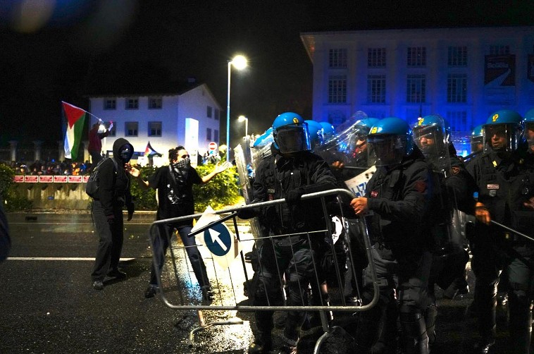 Corteo contro Italia Israele a Udine, giornalista ferita alla testa durante gli scontri tra manifestanti e polizia: “Trauma cranico importante” Corteo contro Italia Israele a Udine, giornalista ferita alla testa durante gli scontri tra manifestanti e polizia: “Trauma cranico importante”