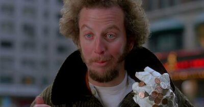 Copertina di Daniel Stern di “Mamma, ho perso l’aereo” è stato ricoverato in ospedale per una emergenza. È mistero sulle cause del malore, il suo portavoce: “Ora sta bene”