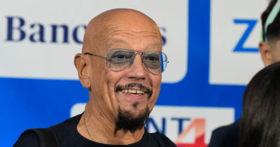 Copertina di “L’Ambrogino d’oro da restituire se viene assegnato alla Flotilla? Il mio me lo tengo stretto. Nessuna canzone per Sanremo, vorrei tornare in tv”: così Enrico Ruggeri