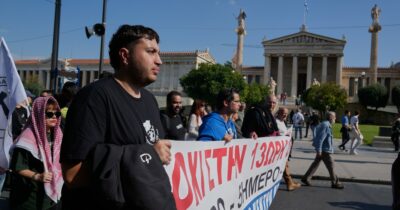Copertina di Grecia, Parlamento al voto sulla legge che legalizza la giornata lavorativa da 13 ore. Sindacati: “È la schiavitù moderna”