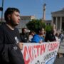 Copertina di Grecia, Parlamento al voto sulla legge che legalizza la giornata lavorativa da 13 ore. Sindacati: “È la schiavitù moderna”