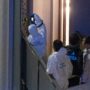 Copertina di Milano, 29enne uccisa a coltellate dal compagno sul terrazzino di casa. Poi lui tenta il suicidio