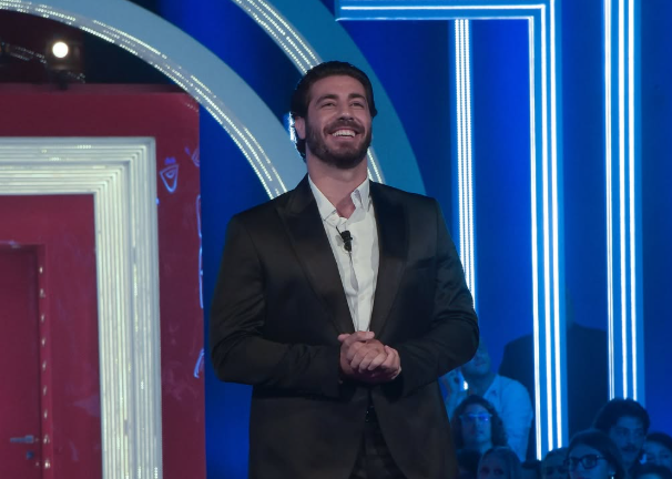 domenico corri omer si sente male c8217232 da tirarlo su corri omer elomari ha un malore al grande fratello i concorrenti corrono ad aiutarlo