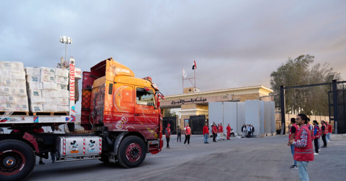 Gaza, due salme di ostaggi consegnate alla Croce Rossa. Hamas: “Per recuperarle tutte servono attrezzature”. Trump: “Rispettate l’accordo o Israele può attaccare”