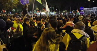 Copertina di Corteo Pro Pal per Italia-Israele, gli sforzi del servizio d’ordine per tenere lontani i manifestanti incappucciati: la scena ripresa prima degli scontri