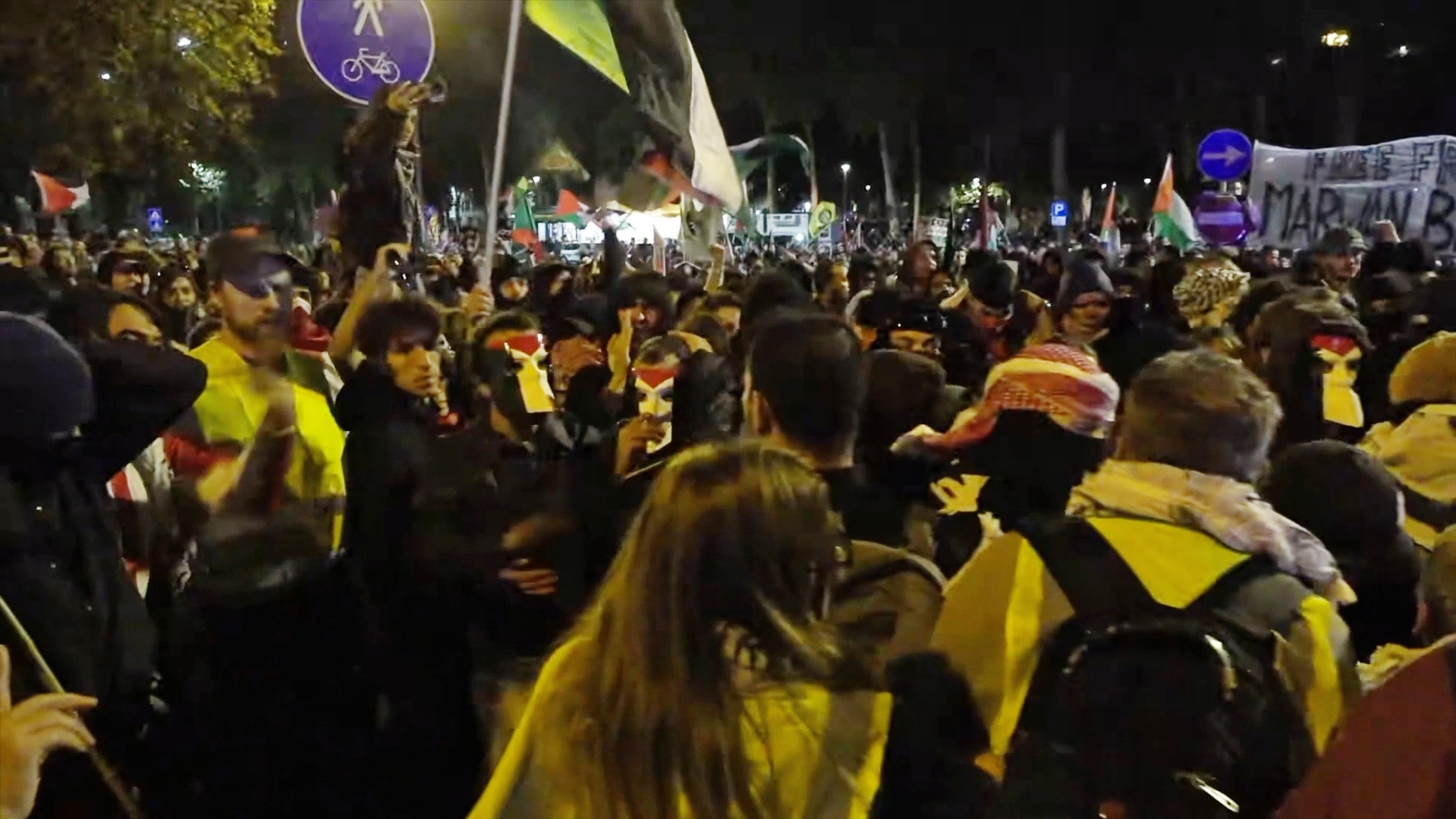 Italia Israele, le tensioni tra servizio d’ordine e manifestanti col volto coperto prima degli scontri – Video Italia Israele, le tensioni tra servizio d’ordine e manifestanti col volto coperto prima degli scontri – Video