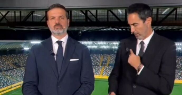 Italia-Israele, Antinelli in diretta con un fiocco nero sulla giacca: “Voglio ricordare i giornalisti morti per raccontare il genocidio”