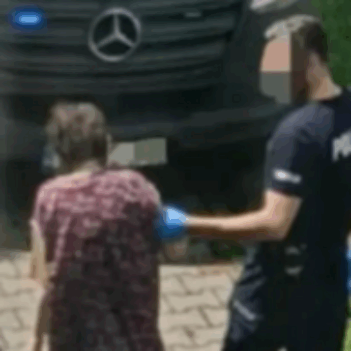 I genitori sostengono che la loro figlia sia scomparsa da 27 anni ma grazie a una segnalazione la polizia la trova in casa loro: “Malnutrita, mai andata da un medico, mai avuto documenti, in condizioni di salute critiche”