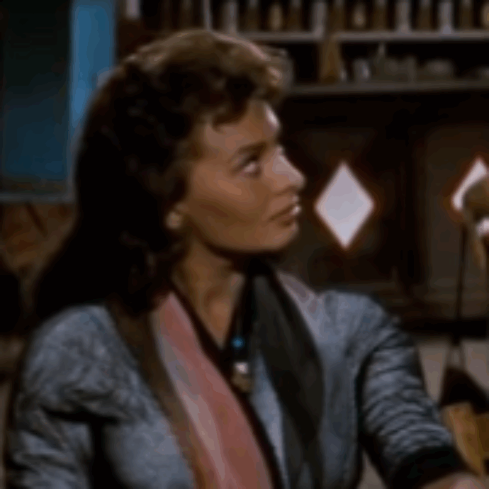 “Il fast fashion finirà presto. E per l’inverno 2025 comprate marrone, jeans e… Ispiratevi a Sophia Loren, uno stile intramontabile”: parola dello stilista di Emily in Paris