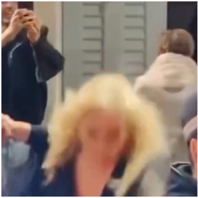 Iva Zanicchi cade per terra mentre saluta i fan dopo un concerto: “L’aquila di Ligonchio se l’è vista brutta. Provvidenziale l’aiuto degli agenti” – IL VIDEO