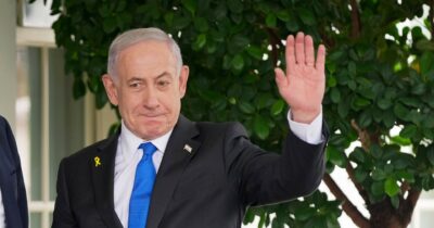 Copertina di Netanyahu trova una scusa: “Bronchite”. E scampa ancora al suo processo