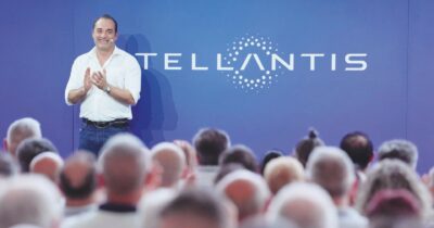 Copertina di Stellantis investe 13 miliardi negli Usa. Così Elkann fa felice l’“amico Trump”