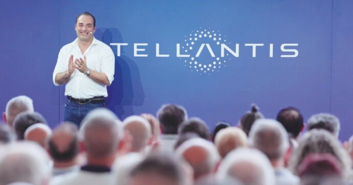 Stellantis investe 13 miliardi negli Usa. Così Elkann fa felice l’“amico Trump”