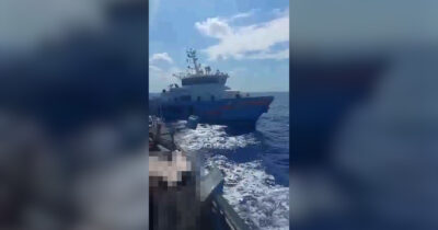 Copertina di “Le milizie di Saddam Haftar inseguono un’imbarcazione di migranti dopo avergli sparato”: le immagini diffuse da Alarm Phone