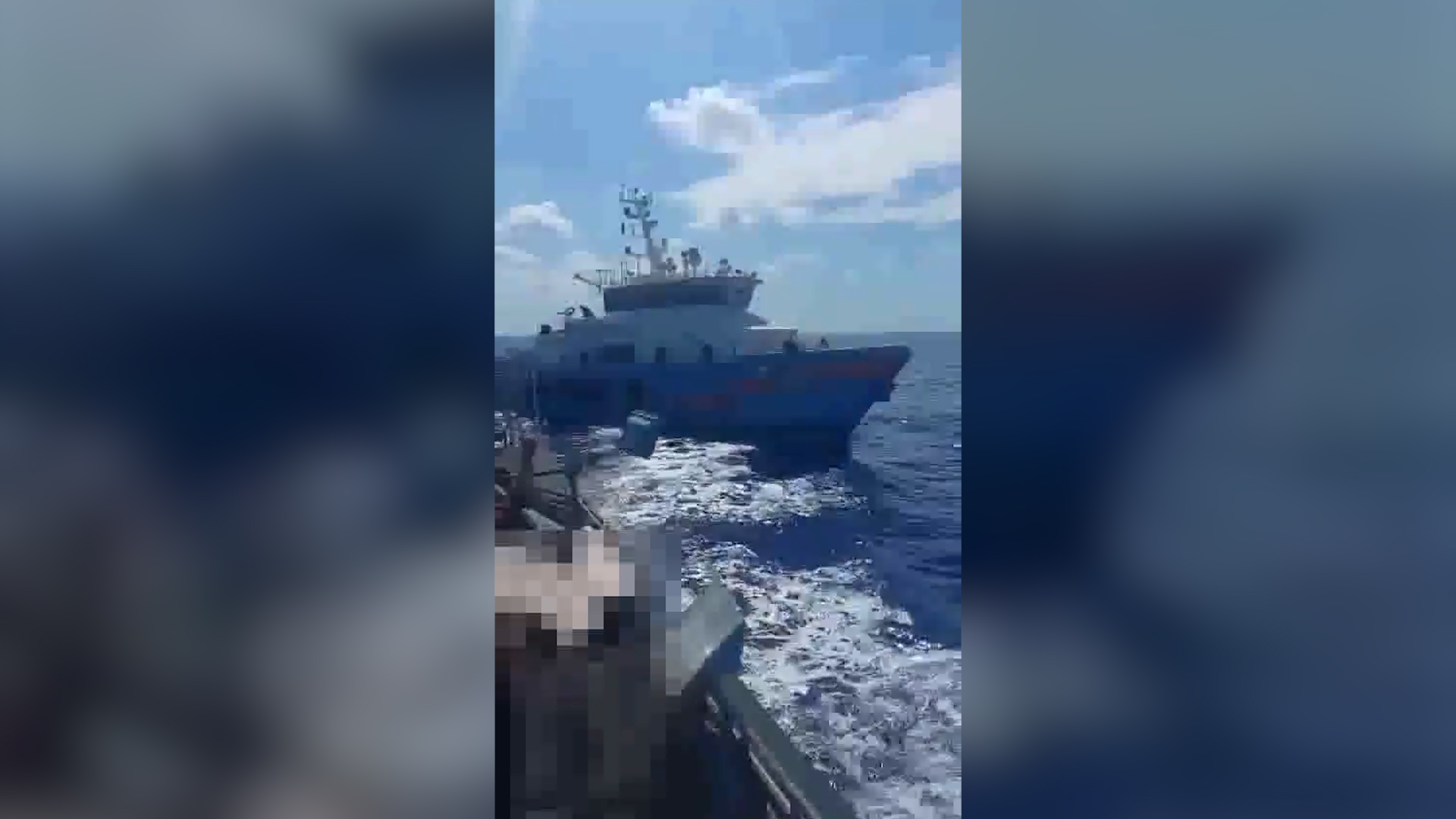 “Le milizie di Saddam Haftar inseguono un’imbarcazione di migranti dopo avergli sparato”: le immagini diffuse da Alarm Phone
