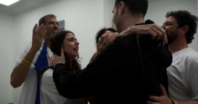 Copertina di Due anni sottoterra, legati, malnutriti, operati senza anestesia: i racconti degli ostaggi israeliani rapiti da Hamas