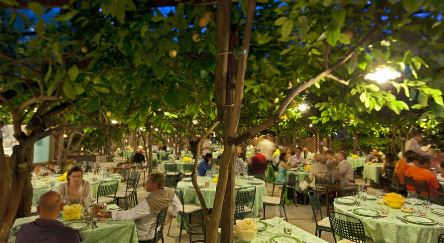 Contestati abusi edilizi al ristorante ‘da Paolino’ a Capri. È il locale amato dai vip e delle star Contestati abusi edilizi al ristorante ‘da Paolino’ a Capri. È il locale amato dai vip e delle star
