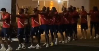 Copertina di I tifosi del Panama sotto l’hotel dei calciatori del Suriname per non farli dormire: ma loro scendono in strada a ballare | Video