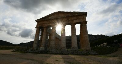 Copertina di La Sicilia non è una regione per archeologi: dei 14 Parchi, nessuno è diretto da un esperto. Al loro posto architetti e agronomi