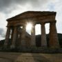 Copertina di La Sicilia non è una regione per archeologi: dei 14 Parchi, nessuno è diretto da un esperto. Al loro posto architetti e agronomi