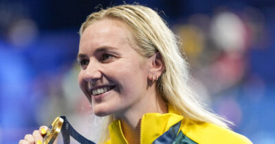 Copertina di “Sei realizzata, contenta e felice. Fidatevi, il tempo vola”: la nuotatrice Ariarne Titmus si ritira a soli 25 anni. La spiegazione in una lettera