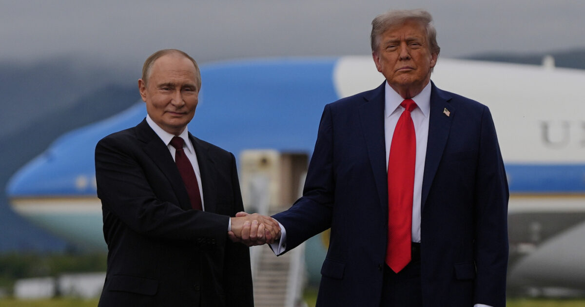 Trump: “Sto parlando al telefono con Putin, la conversazione è lunga. Al termine ne riferirò i contenuti” Trump: “Sto parlando al telefono con Putin, la conversazione è lunga. Al termine ne riferirò i contenuti”