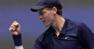 Copertina di In Arabia un Sinner rimesso a nuovo stende Tsitsipas: oggi la sfida a Djokovic verso il bottino grosso | Orario e dove vederla