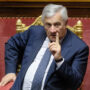 Copertina di Banche, scontro nel governo sugli extraprofitti. Tajani: “Non ci sarà tassa, è da Urss”. Il testo - Aumenti detassati e stop all’aumento dell’età pensionabile per pochi